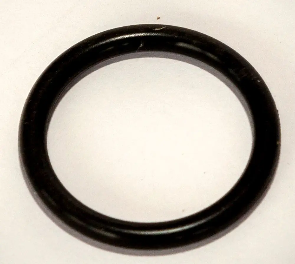 Schwarzer O-Ring auf weißem Hintergrund, vermutlich für eine Dichtung. Möglicher Einsatz in Daikin Produkten, beispielsweise für Sensorrohre.